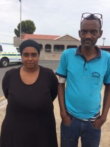 Rowers laat spat sonder vuurwapen ná roof