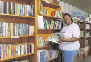 Skeepshouer-biblioteek bevorder lees en geletterdheid