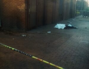 Lyk van onbekende man lê ure lank by Bellville-stasie