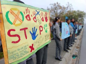 Talle buite hof waar man vir verkragting van tiener (16) verskyn het