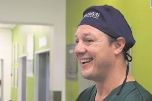 Joernaliste kyk hoe robot man opereer  by Tygerberg-hospitaal