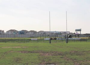 Brackenfell-sportklub se veld al lank ‘n modderige papperasie