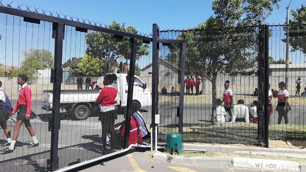 About 2000 children pushed open the gate at the Su