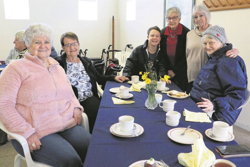 Van links is Esolda Buhr, Ria Traut, Leonie de Vries, Tertia Janse van Rensburg, Ria Kets en Maggie Lucas.