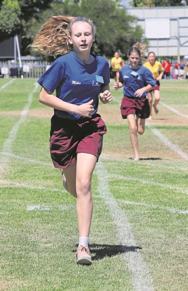 Lize Alberts wen die 1200 m vir meisies o.12.