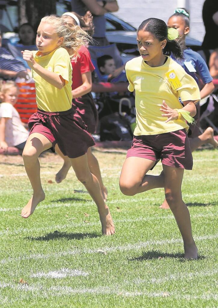 Die spanmaats Hanri von Gericke (links) en Madison Taylor sê mekaar die stryd aan in die 100 m vir meisies o.11.