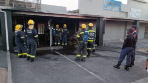 Brand breek by gebou in Plattekloof Glen uit