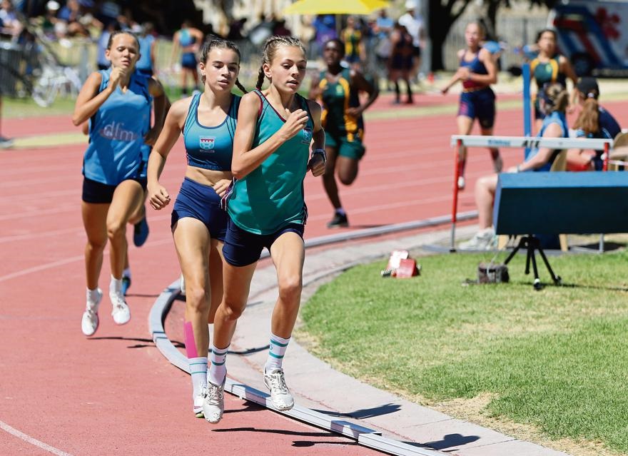 Jesse Nel het die meisies o.14 800m gewen. FOTO