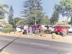 DF-leerder kort voor vraestel in besige straat raakgery