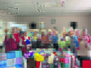 Seniors skenk gebreide artikels aan howe