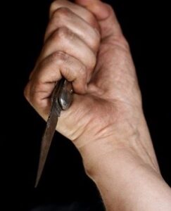 Vrou met mes gesteek in huisroof