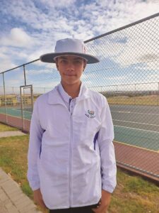 Tiener ‘n valkoog op krieketveld