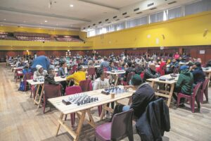 Jong skaakspeler van Parow blink uit