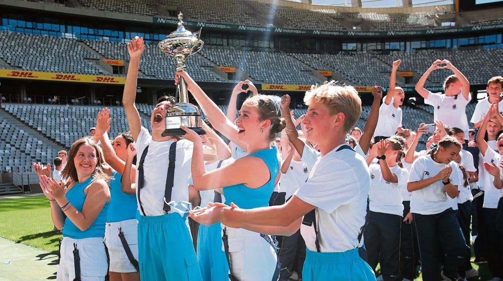 Die dirigente van die Hoërskool DF Malan juig Sate