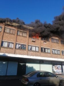 KYK | Seun (5) dood in vlammehel wat gebou in Parow verswelg