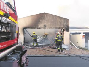 Brand rig groot skade aan huis in Table View terwyl inwoners toekyk