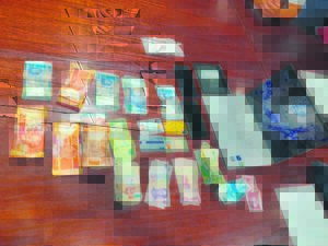 Chinese burger hardloop boef in, kry sy besittings terug