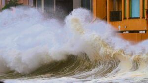 South African coastline danger: Level 8 warning for damaging winds and rough seas