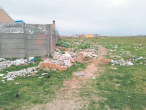 Inwoners kwaad oor rommel in straat