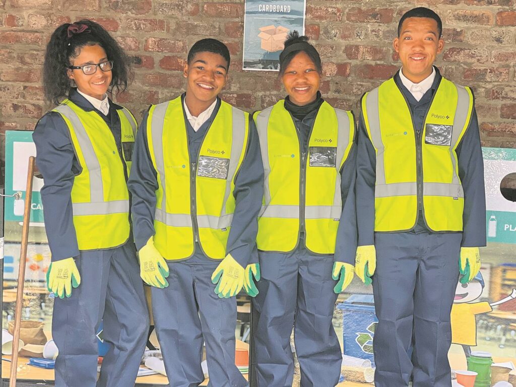 Die vier skoolverlaters van die Alta du Toitskool wat tans opleiding ontvang en by Myplas sal begin werk, is (van links) Ragiema de Villiers, Roderick Plaatjies, Thandiwe Bele en Eden Smith.