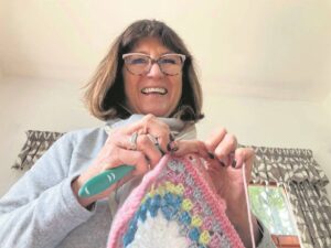 Hekelpenne klap vir hekelsafari-marathon: Vroue werk deurnag om komberse te hekel