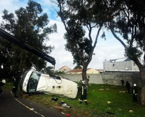 Drie dood en 13 beseer toe minibus-taxi van R300 afrol