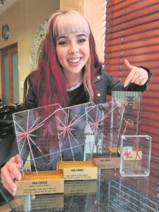 Mia behaal driekuns met haarstilering