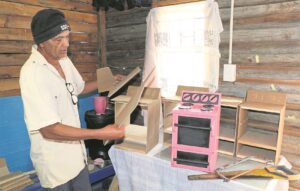 Houtwerk sy passie al skort vingers