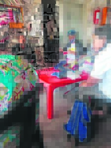 Delft-bejaardes brei saam