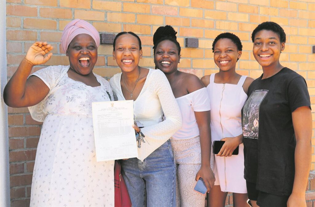Hellen Khoza (mom), Amagelang Khoza (daughter – passed with two distinctions/Bachelor pass), Carol Khoza, Tsephiso Khoza and Riebeca Ngobeni.