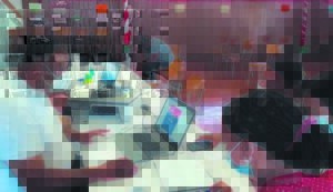 Studente met aansoeke gehelp