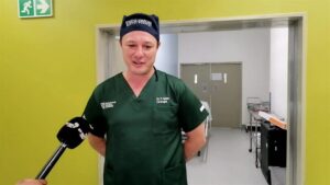 Media ‘n blik gegee oor wat chirurge doen tydens toer van hospitale