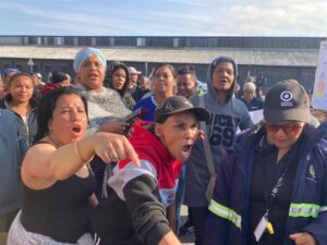 Inwoners betoog, dreig polisie nadat hoërskoolmeisie op pad skool toe verkrag is