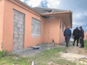 Kalmte ná die storm? Probleemhuis in Bellville met stene toegebou