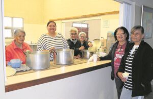 Oefening dra krag: Seniors doen pilates- en aërobiese oefeninge, asook lyndanse