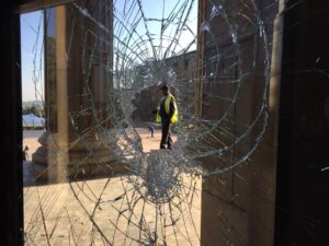 ‘Berserkte’ man gooi ruite uit