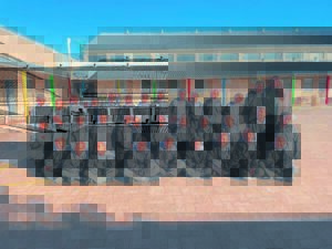Laerskool Kasselsvlei se leerders kry 700 reënbaadjies