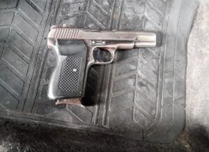 Vuurwapens en ammunisie in verdagte kar naby laerskool in Durbanville gevind