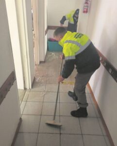 Sekerheidsbeamptes sit hand by ná oorstromings