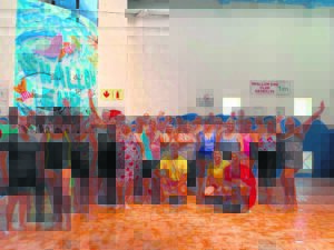 Bejaardes swem en oefen al te lekker saam