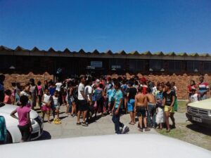 Hitte dryf honderde na swembad