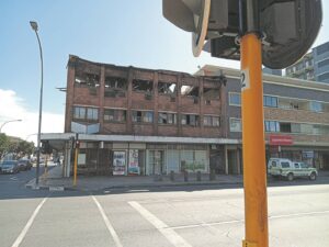 Dakloses bly nou in kerk na brand woonstel in Parow verwoes