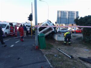 Bakkie beland op verkeerslig se kontroleboks na ongeluk