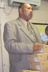 Polisiehoë in sy slaapkamer aangeval