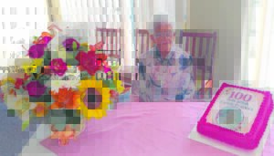 Frances receives colourful bouquet and handwritten note from Cape Town Mayor for 100th birthday