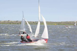 Dinghy sailors break world record
