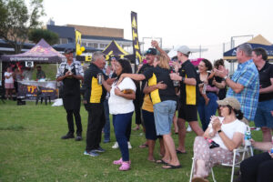 Sakelui kuier lekker om die kole by Tygerberg-sakekamer se potjiekoskompetisie