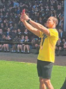 Cheslin Kolbe verras die Brakkies met ‘n besoek