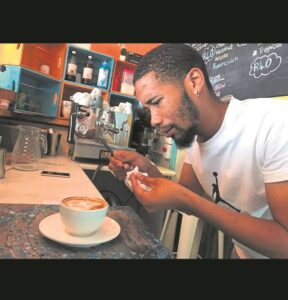 Barista droom groot nadat koffie sy lewe as kind red