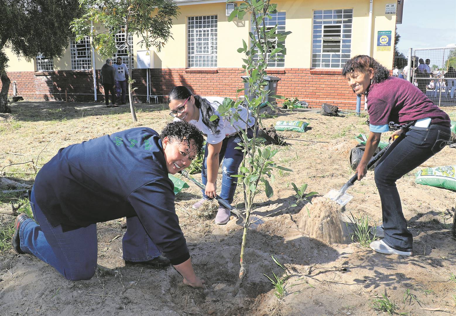 Tanya van Stade (Seeds for Life), Nicole October (ouer) en Yolanda Titus (ouma).